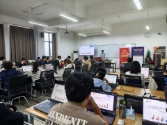 教员环绕大赛布景、赛事流程、搭建、测试方式